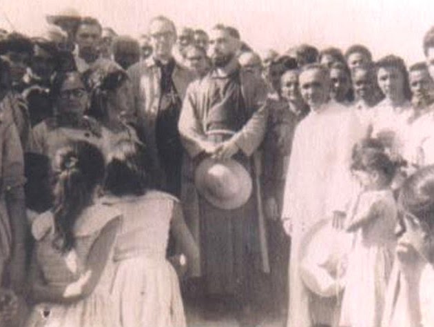 Padres, Frei e comunidade na Procissão de Despedida. 1/2